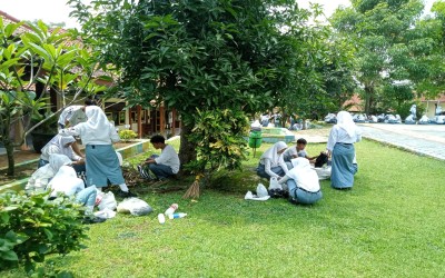 Pembuatan Pupuk Kompos Dari Limbah Lingkungan Sekolah